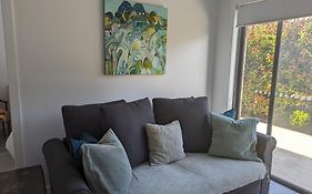 2 Bedroom Apartment With Garden Views In Sydney